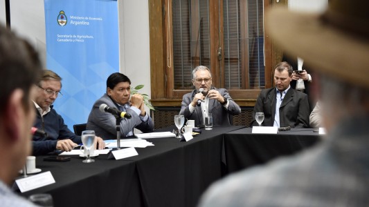 Asistencia a productores por la sequía: Lewandowski acompañó a 60 presidentes comunales en una reunión con el secretario Bahillo