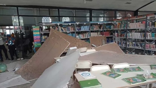 Rosario: Cayó el techo de una escuela técnica con 15 alumnos dentro de la biblioteca