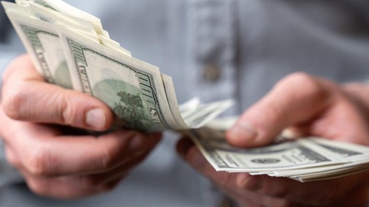 El dólar blue abrió en baja y se aleja de los $500