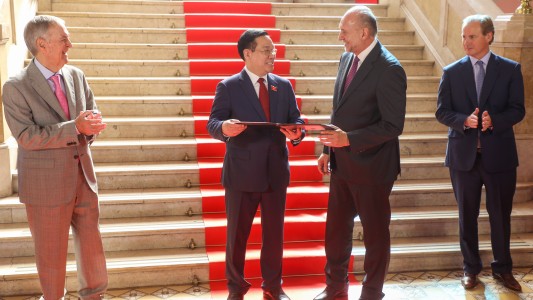 El gobernador Omar Perotti recibió al presidente de la Asamblea Nacional de Vietnam en Rosario