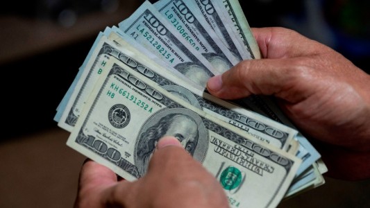 Otra fuerte baja del dólar blue que se aleja del récord y trae alivio a los mercados