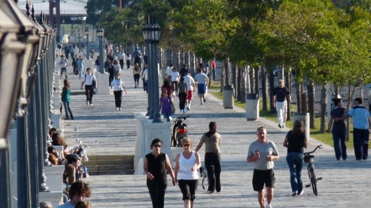 Comienza el fin de semana largo con calor en la ciudad
