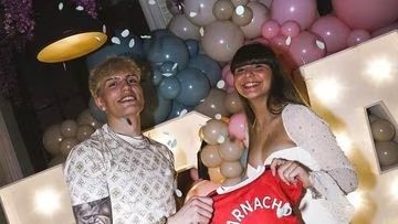 Garnacho y Eva, su pareja, anunciaron la llegada de su hijo