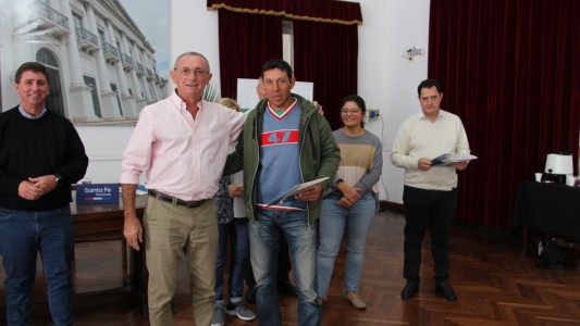 Costamagna entregó créditos a productores afectados por la sequía del departamento Las Colonias