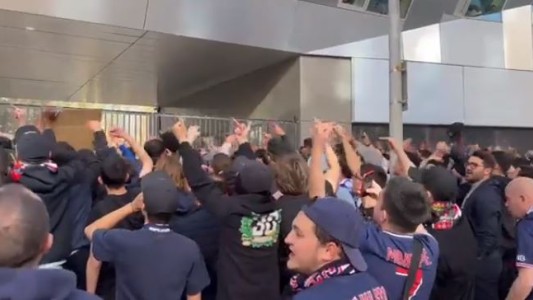 Los hinchas de PSG insultaron a Lionel Messi en la puerta del club