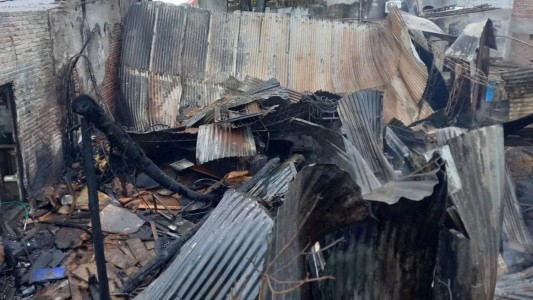 Daños prácticamente totales por un incendio en una carpintería de barrio Guadalupe Oeste