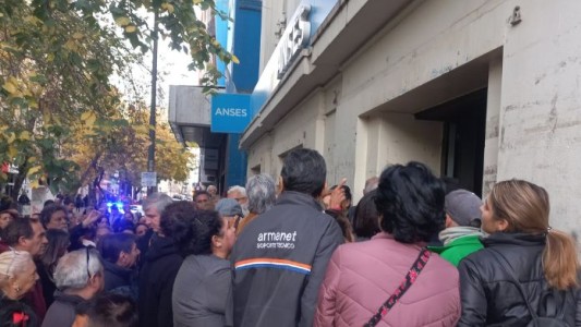 Una empleada de Anses recibió una cachetada en Córdoba: reducen la atención al público