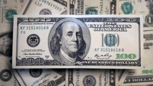 El dólar blue empezó la semana en alza: cerró a $470