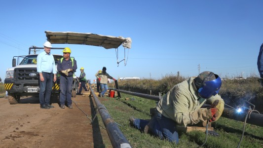 Omar Perotti recorrió las obras de ampliación del Gasoducto Regional Sur en Villa Cañás