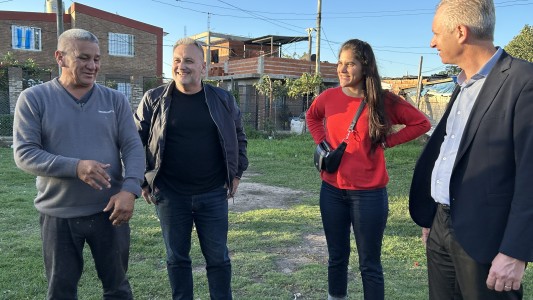 Rabbia y Lewandowski visitaron el Club Los Pumas tras aportar materiales para construir un paredón contra balaceras