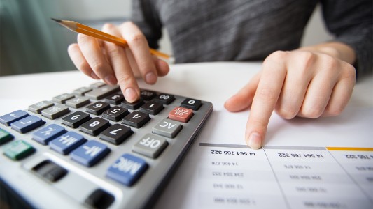 Ganancias: el Gobierno oficializó por decreto la suba del mínimo no imponible