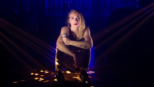 Llega Maca Revolt al escenario de Tribus Club de Arte para presentar "Sola"