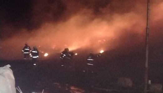 Miles de neumáticos se quemaron al incendiarse una planta de reciclado en las afueras de Ushuaia