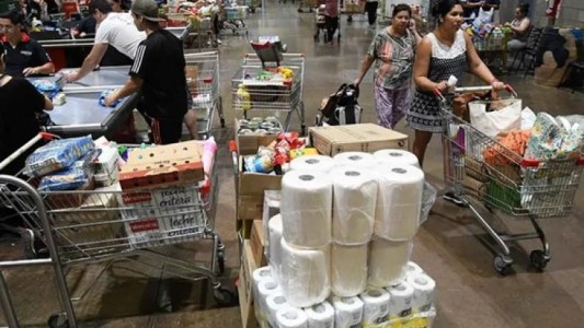 Por la devaluación del peso argentino, los chilenos "invaden" los supermercados mendocinos