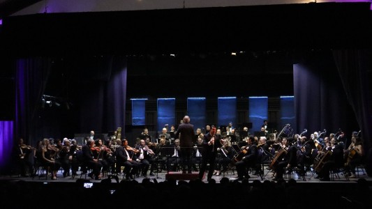 Videos: De la versión sinfónica de “Muchachos” al agradecimiento del cantante de La Mosca