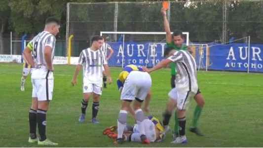 Video: La violenta patada de un futbolista a un rival que estaba en el piso en la Liga amateur