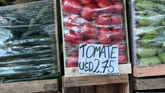 Tomate a precio dólar blue: la "broma" de una verdulería que se volvió viral