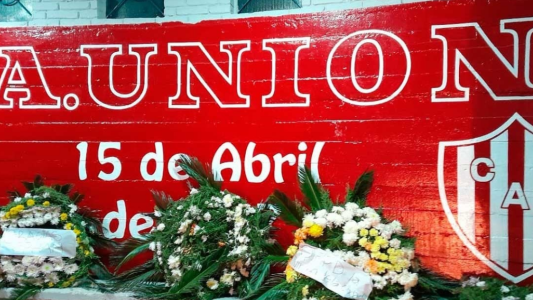La sede de Unión amaneció con una corona de flores y mensajes intimidatorios
