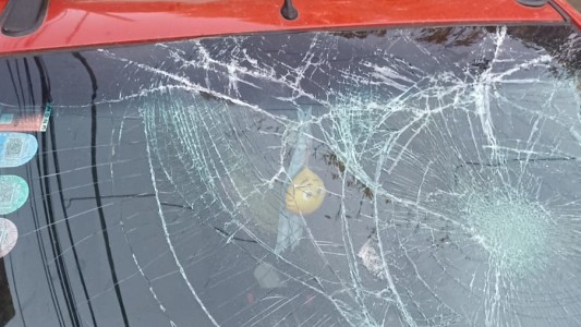 Los barrasbravas de Lanús y de Almagro le destrozaron el auto a una familia que tiene una hija con discapacidad