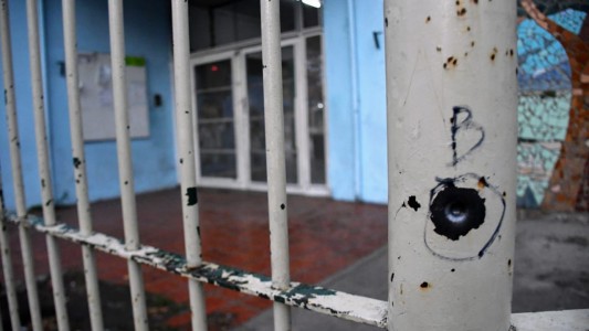 Balearon otra escuela en Rosario y crece la preocupación en la comunidad educativa