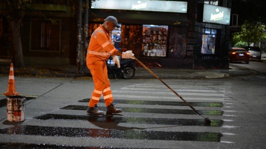 En el centro, la Municipalidad realiza tareas de demarcación y señalización horizontal