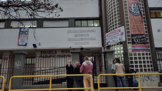 Dos escuelas en pleno centro rosarino sin clases por mensajes con amenazas