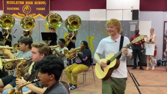 Ed Sheeran sorprendió a alumnos de una escuela de Florida y se puso a tocar con ellos
