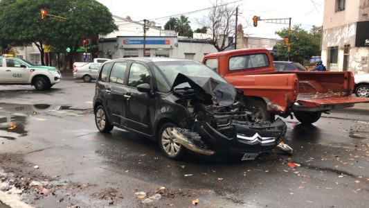 Violenta colisión entre un auto y una camioneta en Facundo Zuviría y Agustín Delgado