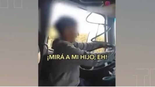 Camionero imprudente: puso a su hijo de 8 años al volante y lo grabó