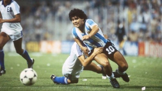 Subastan la primera camiseta que Maradona usó en un Mundial