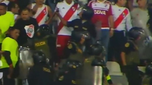 Enfrentamiento entre barras de River y la Policía peruana dejó a varios hinchas ensangrentados