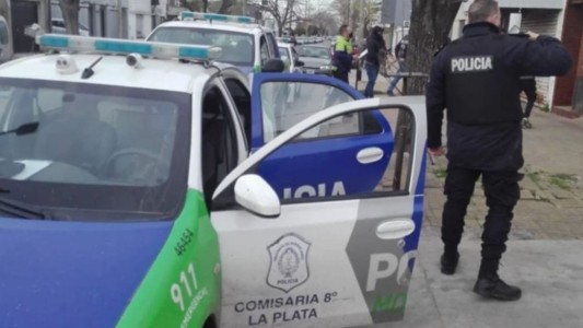 Atacó a puñaladas a su padre, quiso agredir al policía que intentó detenerlo y murió baleado