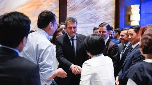 Massa cerró su gira por China en el Foro Empresarial de Inversiones y Turismo