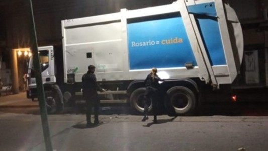 Balearon un camión de recolección de residuos en Rosario y el sindicato interrumpió el servicio