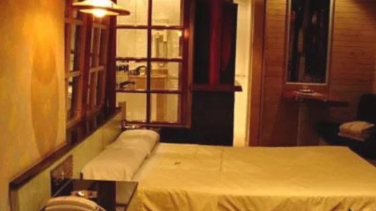 Fue a un albergue transitorio pero no sabía que era Policía y al ver el arma llamó al 911