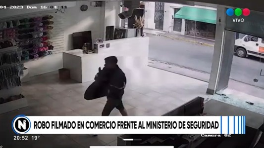 Filmado y a metros del Ministerio de Seguridad, robó en un comercio