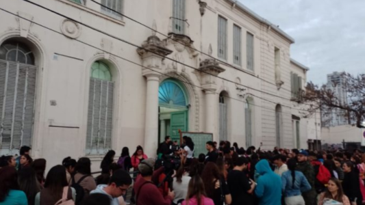 Estudiantes del Almirante Brown cortarán 25 de mayo y Boulevard por deficiencias edilicias