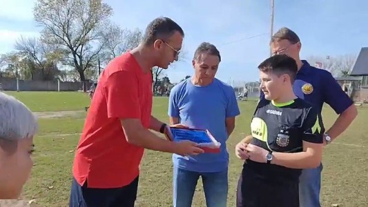 Tiene 13 años y se convirtió en el árbitro más joven de la Argentina