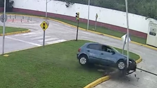 Video: Volcó el auto mientras daba el examen de manejo en Lanús