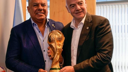 En su visita a la Argentina, Infantino jugó al metegol con el Chiqui Tapia y pidió VAR