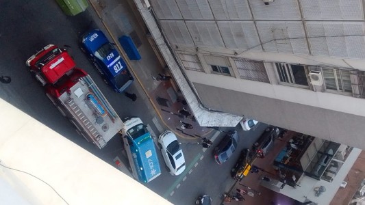 Desesperante: sufrió más de una hora por las manos atascadas en una persiana