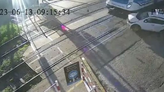 Desesperación en las vías del tren: a una mujer se le quedó el auto y casi es atropellada por la formación