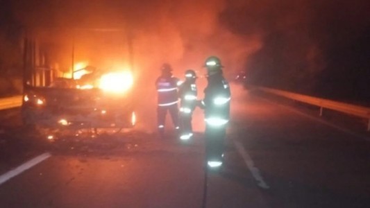 Anoche se incendió un colectivo en  Av de Circunvalación Oeste