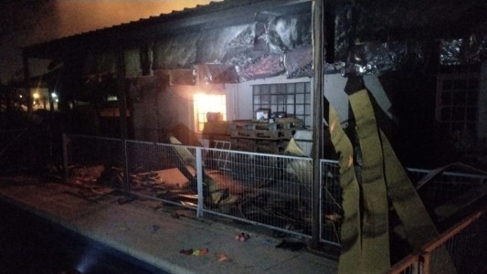 Dramático incendio en Sauce Viejo: policías rescataron a un niño