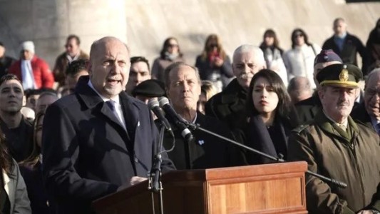 En el acto por el Día de la Bandera, Perotti pidió “poner lo colectivo por encima del interés individual"