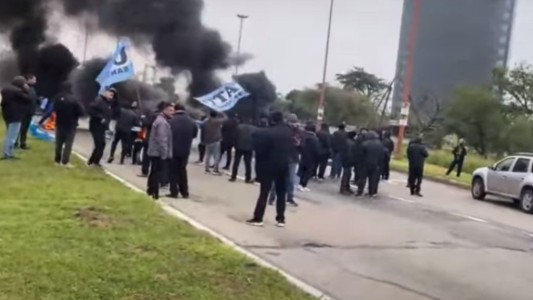 Choferes de UTA realizan un corte en la Ruta 168