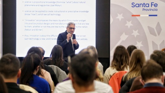 Un intelectual de India, abrió el ciclo de charlas sobre innovación e inteligencia artificial