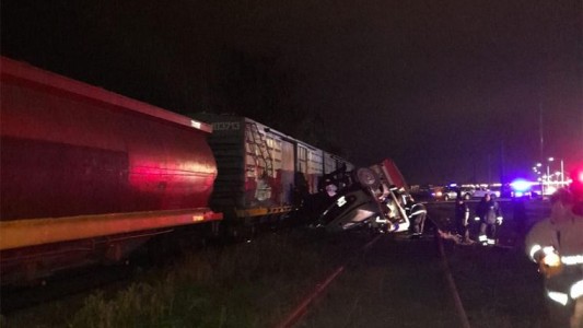 Un choque entre un tren y un camión dejó un muerto