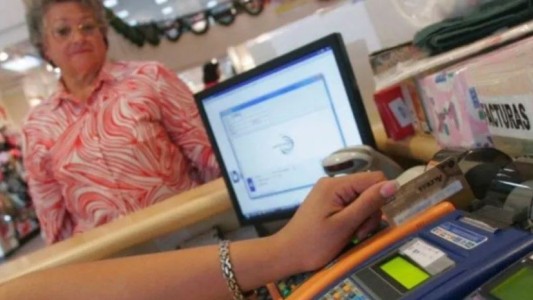 Jubilados: Cómo acceder a los descuentos en compras con tarjeta de débito