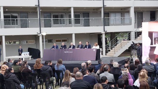 Alberto Fernández llegó a Santa Fe y entregó viviendas del Plan Procrear II